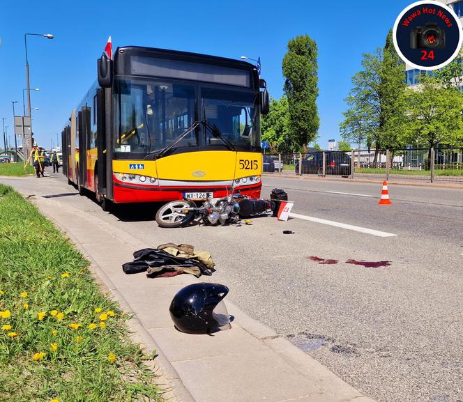 Motocyklista zderzył się z autobusem miejskim na Łopuszańskiej