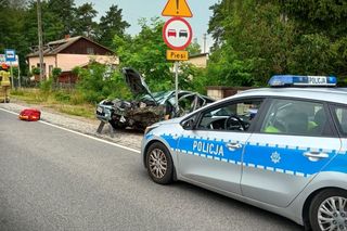 Tragedia w Białobrzegach. 49-letni kierowca wjechał w ciężarówkę. Fatalne wieści ze szpitala