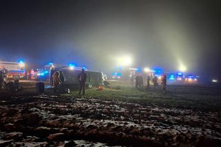 Wlonice. Wypadek busa. Pojazd wylądował na boku. Podróżowało nim 19 osób