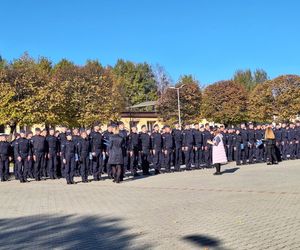 Uroczyste zakończenie szkolenia policyjnego w Katowicach. Ponad 200 nowych policjnatów