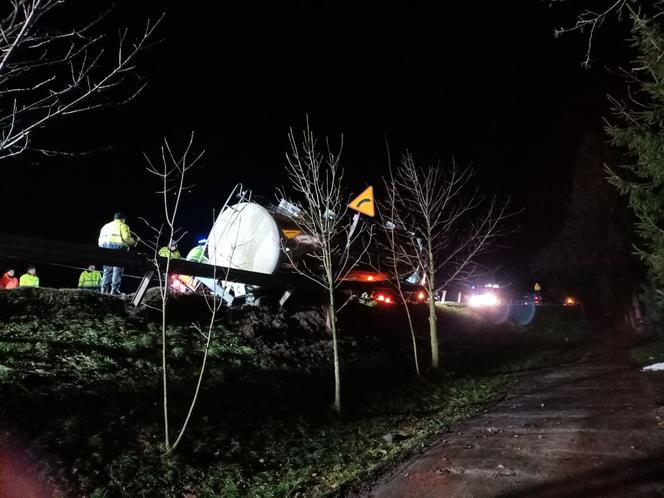 Cysterna z paliwem uderzyła w barierę energochłonną. Droga była zablokowana przez kilka godzin