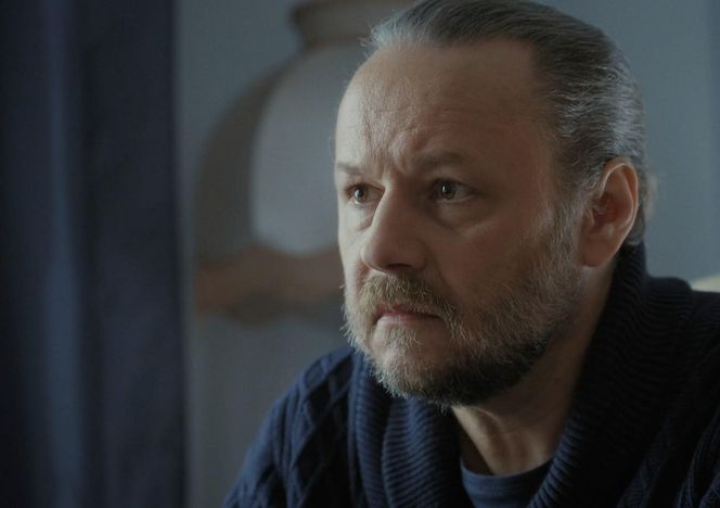 M jak miłość, odcinek 1853: kierownik ośrodka odwykowego (Krzysztof Artur Janczar)