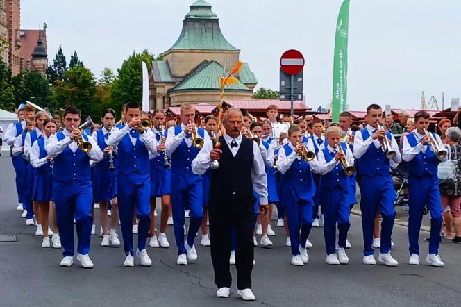 Przemarsz orkiestr dętych podczas finału TTSR 2024