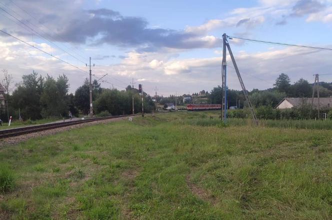 Groza na przejeździe kolejowym w Zborowicach! Auto uderzyło w nadjeżdżający pociąg