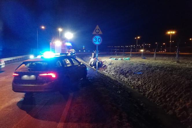 Tragiczny wypadek w Krośniewicach. Pasażerka zginęła, kierowca uciekł. Wiadomo, kim jest i w jakim był stanie