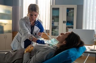 „Na dobre i na złe” odc. 962. Aleś - razem z Glorią - próbuje pomóc Helenie, która nagle ma problemy z sercem