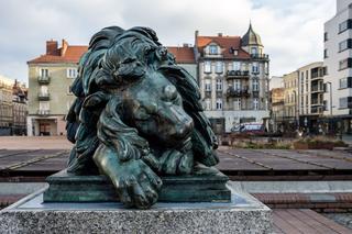 Bytom: śpiący lew na rynku pomazany przez wandali, miasto wyczyściło pomnik
