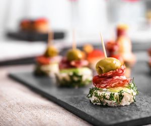 Koreczki w 5 wersjach – idealne przekąski na każdą imprezę! Sprawdzone pomysły na efektowne finger food