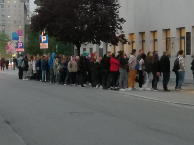 Za czym kolejka ta stoi? Tłumy krakowian na Nocy Muzeów 2023!