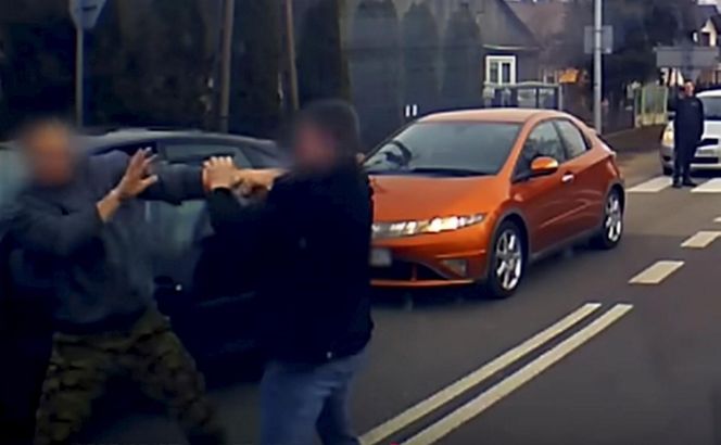 Do sieci trafiło szokujące nagranie. Brutalna bójka kierowców. Przez kilka minut kopali się na oczach świadków