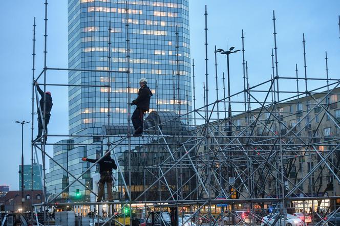 Finał WOŚP 2023. Budowa sceny w Warszawie