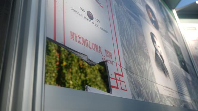 Wandale zdewastowali tablice będące częścią wystawy "Kraków dla niepodległości"