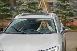 Na Wspólnej, odcinek 4076: Przerażający wypadek Moniki! Prześladowca Damiana uszkodzi jej hamulce w samochodzie