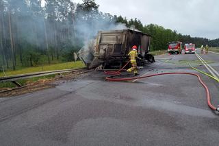 Śmiertelny wypadek pod Bełchatowem. Kierowca osobówki nie żyje, ciężarówka spłonęła [ZDJĘCIA].