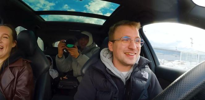 Montażysta Darek podczas odbierania samochodu od Buddy