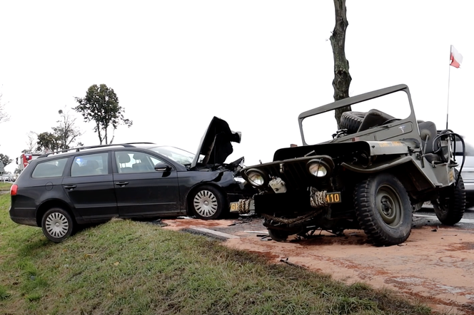 Zabytkowy Jeep zderzył się z Passatem