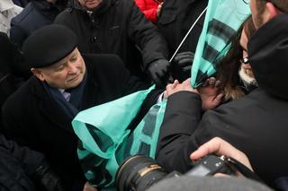 Incydent na miesięcznicy smoleńskiej. Kaczyński wyrwał transparent. Do sieci trafiło nagranie