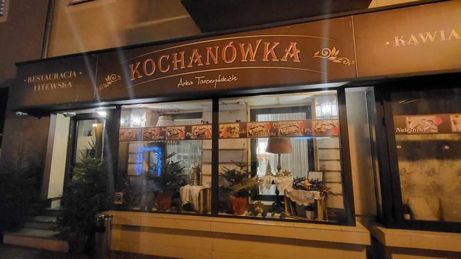 Zbliżające się święta czuć w Siedlcach, witryny sklepów i restauracji zachęcają do zakupów