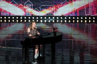 Weronika Świergiel śpiewa i gra na pianinie! Kim jest uczestniczka Mam Talent?!
