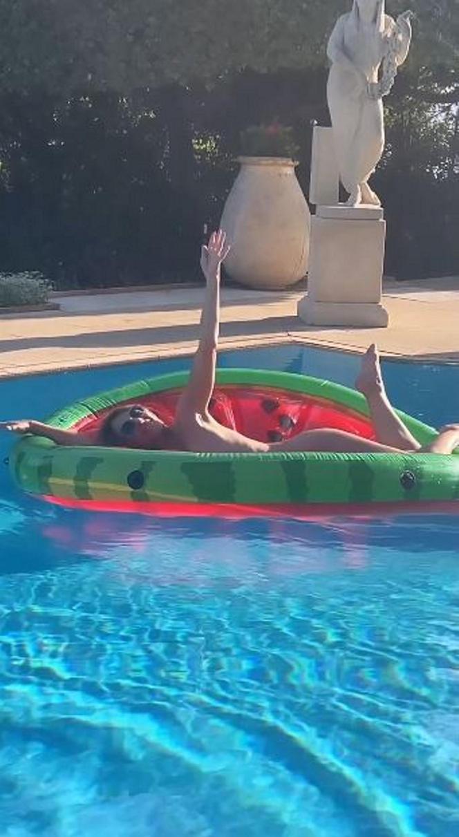  58-letnia Liz Hurley kompletnie odleciała. Całkiem nago pozuje na arbuzie