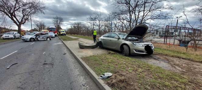 Poważny wypadek na Inwalidów w Bydgoszczy. Cztery osoby ranne