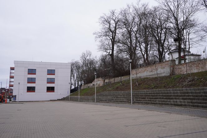 Blok z widokiem na betonowy mur. To "prestiżowa" inwestycja w Białymstoku