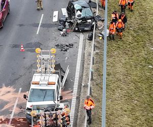 Wjechał Uberem prosto w drogowców. Są ranni