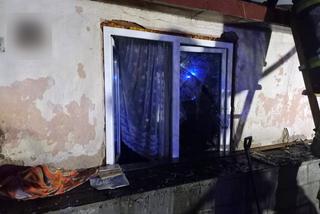 Pożar domu w Kuźnicy. Policjanci wynieśli 91-latkę przez okno [ZDJĘCIA, WIDEO]