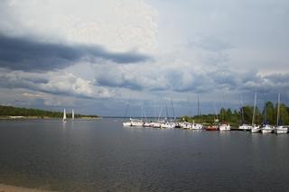 Perełka województwa łódzkiego. Zalew Sulejowski to idealne miejsce do wypoczynku nad wodą [ZDJĘCIA]