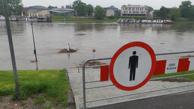 Powódź w Krakowie 24.05.2019: Fala kulminacyjna na Wiśle: zalane bulwary, "okropny widok"