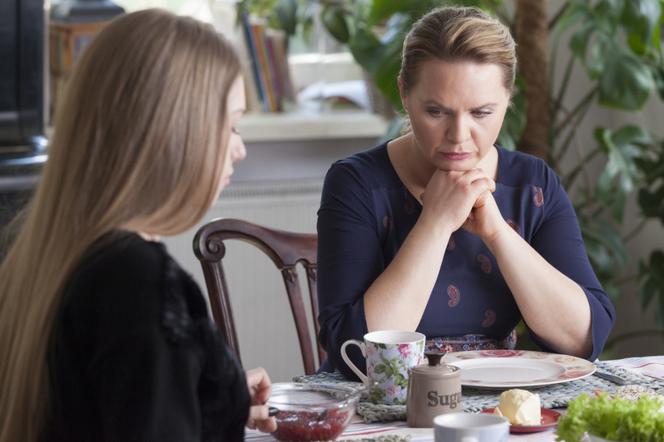 Przyjaciółki odcinek 83, Julka (Nicole Bogdanowicz), Anka (Magdalena Stużyńska)