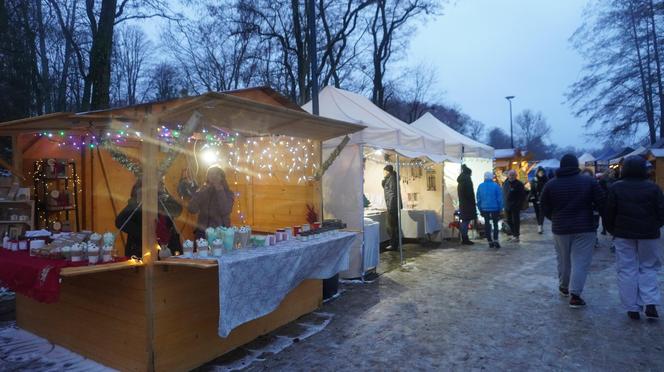 Ruszył jarmark bożonarodzeniowy nad jeziorem Ukiel w Olsztynie. Zobacz, jak wygląda! [ZDJĘCIA]