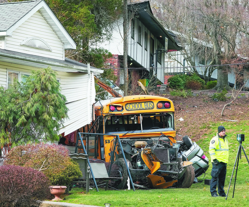 Autobus z dziećmi wbił się w dom