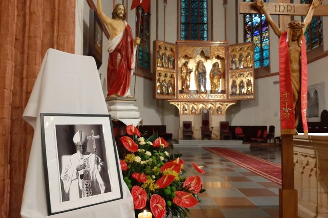 W koszalińskiej katedrze wystawiona jest księga pamiątkowa, w której wpisywać się mogą wszyscy, którzy chcą pożegnać papieża Franciszka