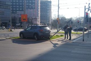 Niedawno był remontowany, a kierowcy już zdążyli go zdemolować. Kolejny wypadek na pl. Rodła