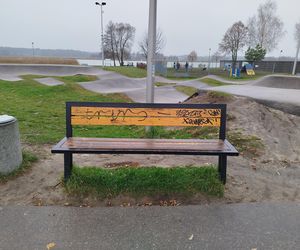 Wandale zniszczyli sprayami m.in. ławeczki i tablice przy pumptracku