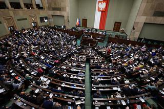 Sejm odrzucił poprawki Senatu do ustawy czasowo obniżającej VAT. Co dalej z ustawą?