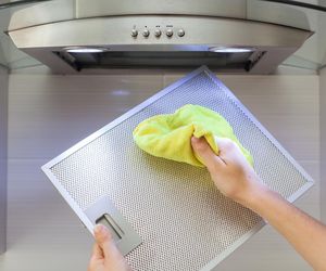 Okap czysty jak łza. Wystarczy 2 minuty roboty, a będzie lśnić czystością. Prosty sposób na czyszczenie zatłuszczonego okapu