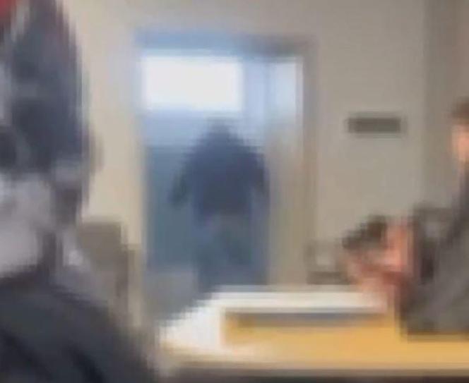 Toruń. Uczeń brutalnie wyrzucony z klasy. Wstrząsające wideo obiegło sieć