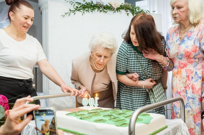 Zwiedziła pół Europy! Pani Genowefa skończyła właśnie 100 lat i czerpie z życia garściami