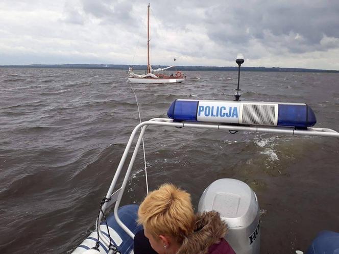 Jacht utknął na mieliźnie. Na pomoc ruszył policjant