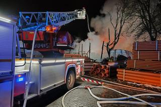 Pożar hali z materiałami budowlanymi. Spłonęły też samochody. 12 zastępów straż w akcji