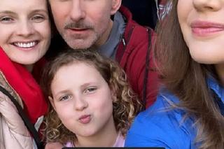 M jak miłość na planie po wakacjach 2023. Anita (Melania Grzesiewicz), Weronika (Ewelina Kudeń-Nowosielska), Pola (Hania Nowosielska), Kamil (Marcin Bosak), Adam Werner (Jacek Kopczyński)