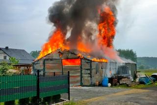 Pożar blaszanego warsztatu w Bojszowach Nowych. W środku były butle z gazem 