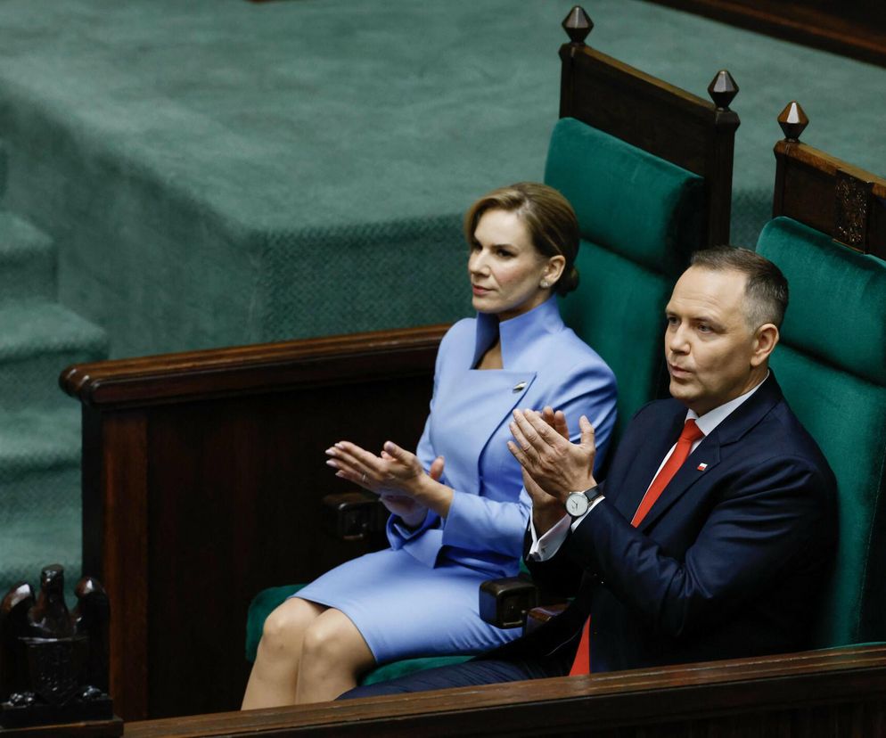 Zaprzysiężenie prezydenta RP modowym okiem. Jak wypadły kreacje Marty Nawrockiej i Agaty Dudy?  