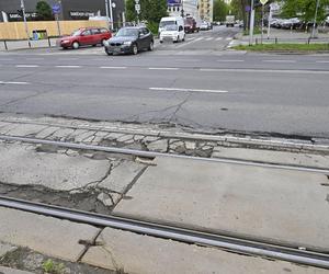 Katastrofalny stan torowiska na al. Waszyngtona. Tramwajarze naprawią tylko fragmenty 