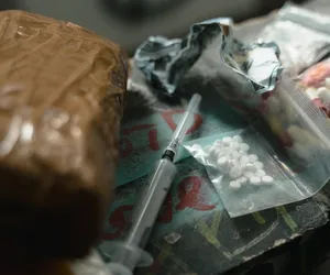 29-latek z Elbląga na czele gangu narkotykowego. Towar produkowali na działce