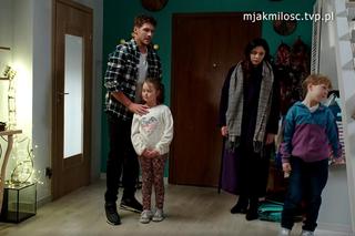 M jak miłość. Marcin (Mikołaj Roznerski), Iza (Adriana Kalska), Szymek (Staś Szczypiński), Maja (Laura Jankowska)	