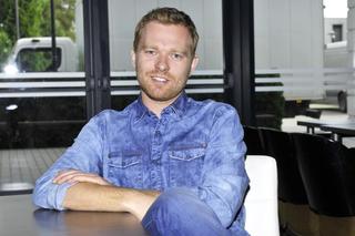 Michał Tomala gra Daniela Brzozowskiego w serialu TVN Na Wspólnej. Tak zmieniał się aktor