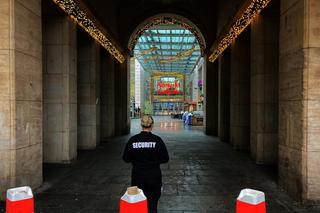 Drezno. Uzbrojony mężczyzna przetrzymuje zakładników w centrum handlowym